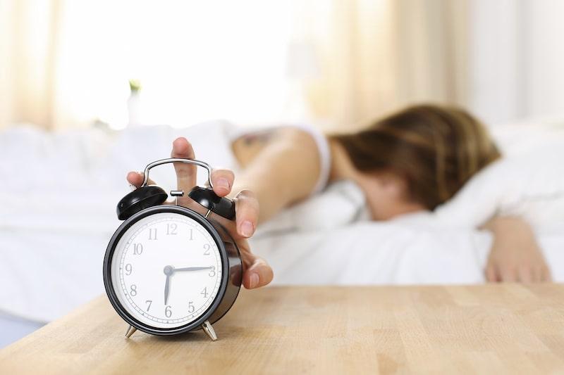woman_turning_alarm_clock_off-12501-min